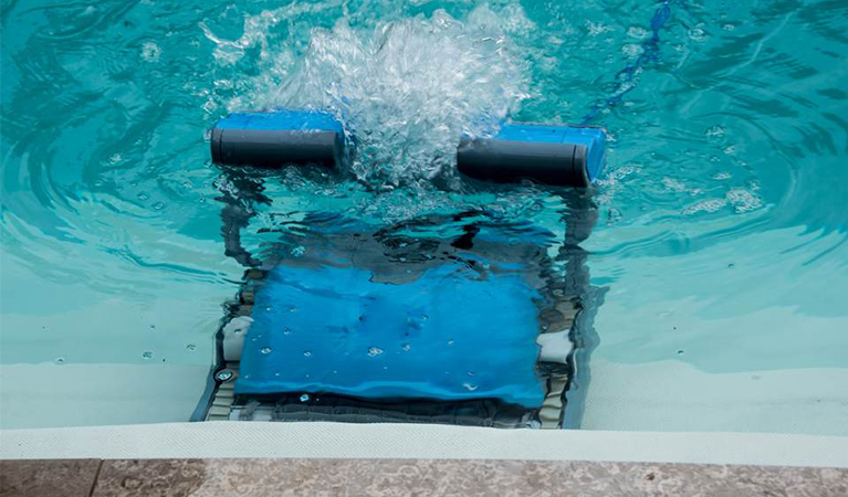 Les avantages des robots de nettoyage de piscine-1